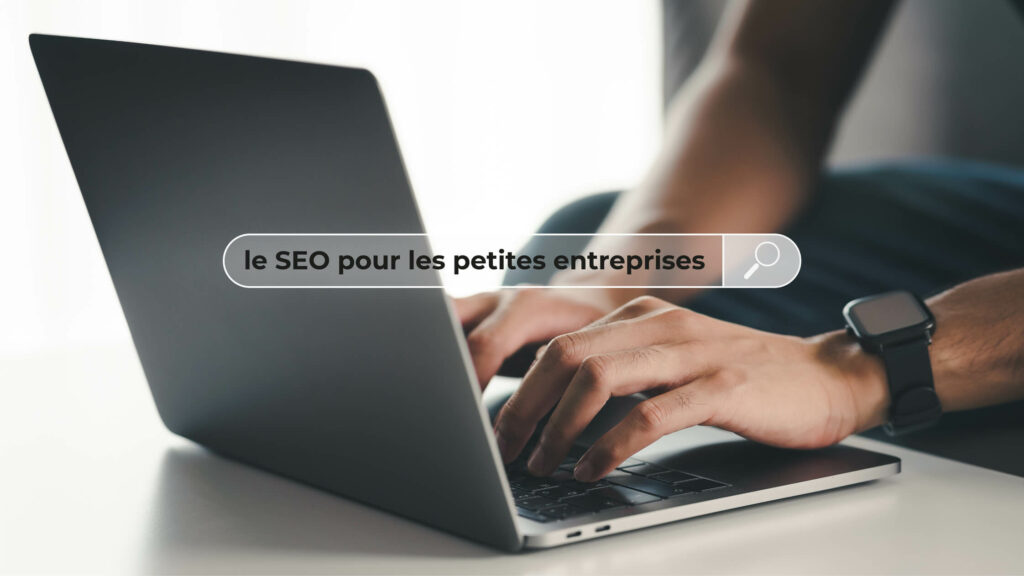 personne qui tappe "le seo pour les petites entreprises" sur son clavier d'ordinateur